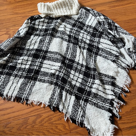 Plaid Turtleneck Poncho Sweater - Black and White size large - extra large l- xl - Picture 4 of 11